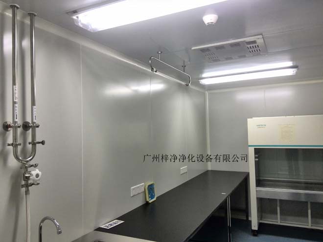 建造和使用潔凈室能有效減少室內(nèi)誘入、產(chǎn)生及滯留粒子。