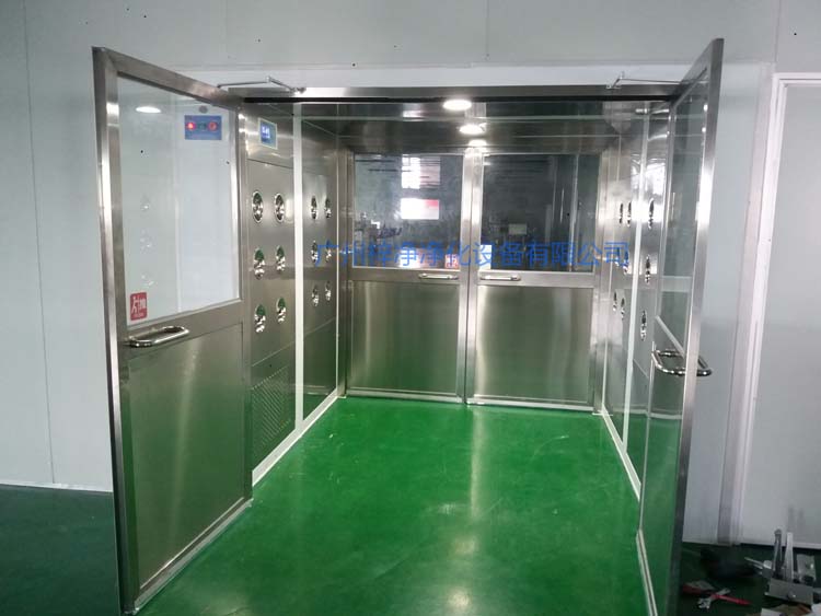 雙開門貨淋室前門打開,后門緊鎖 防止?jié)崈羰遗c非潔凈室空氣對流。
