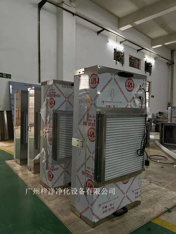 潔凈棚風(fēng)機(jī)從FFU的頂部將空氣吸入，經(jīng)過初效過濾器，高效過濾器的過濾，過濾后的潔凈空氣以0.45m/s±20%的風(fēng)速在整個(gè)出風(fēng)面勻速送出到棚內(nèi)。